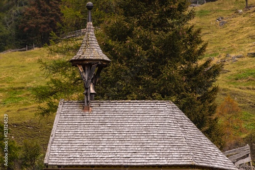 Dachund Glockentürmchen einer Kapelle mit Holzschindeln photo