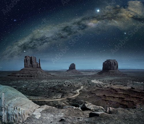 Fotografie panoramic view of the milky way in monument valley