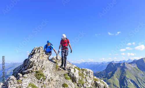 Alpinisten beim Wandern in der Gipfelregion