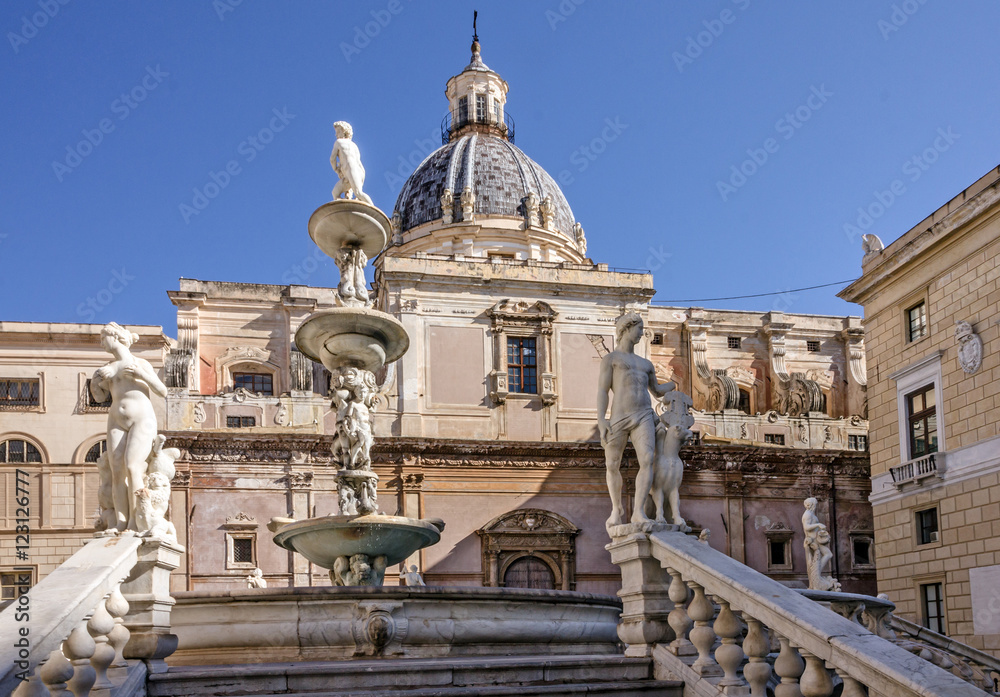 Obraz premium Palermo Fontana Pretoria, Sicily, Italy. Historical buildings