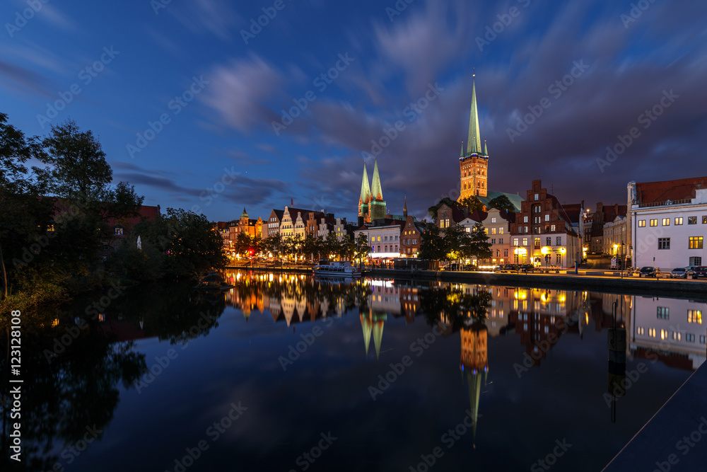 Dunkle Wolken über Lübeck