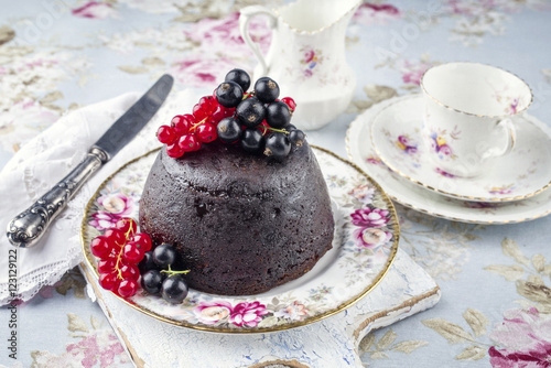 Quadro su tela Plum Pudding mit Beeren auf Teller