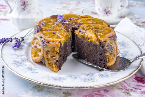 Orange Schokoladen Kuchen auf Teller photo