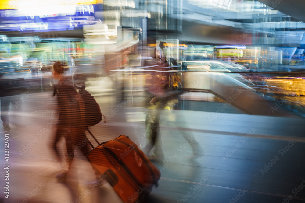 dynamische Aufnahme mit Bewegungsunschärfe, eilige, hetzende Reisende am Hauptbahnhof Berlin, Metapher für urbanes, mobiles Leben dynamische Aufnahme mit Bewegungsunschärfe, eilige, hetzende Reisende am Hauptbahnhof Berlin, Metapher für urbanes, mobiles Leben
