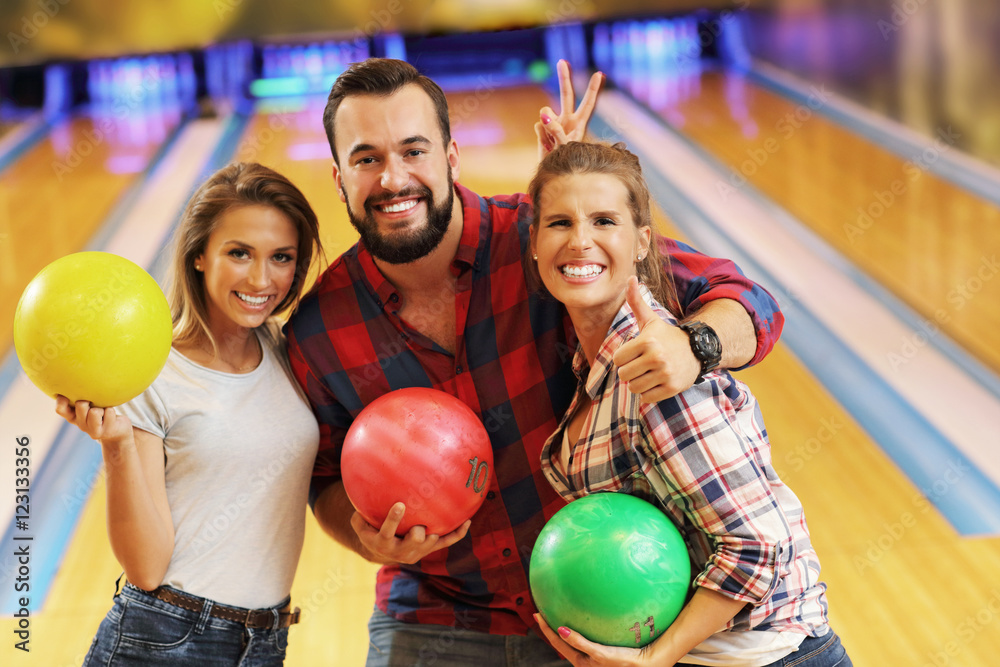 Fototapeta premium Friends playing bowling