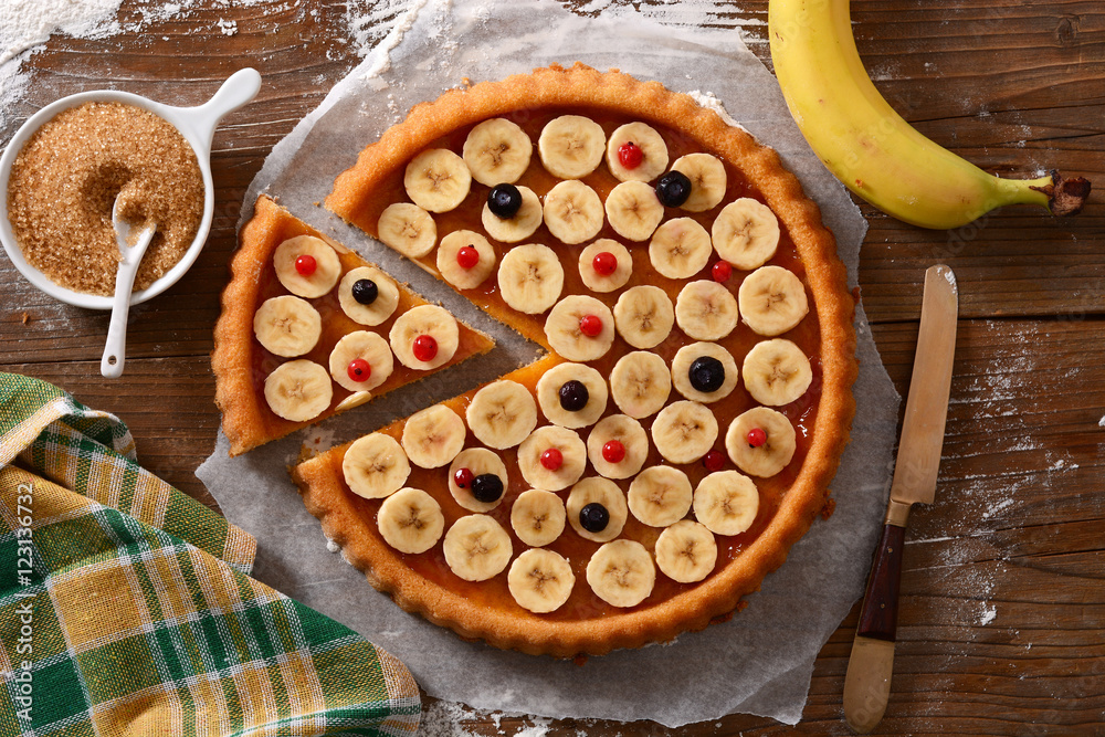 torta alle banane con ingredienti intorno torta alle banane con ingredienti intorno