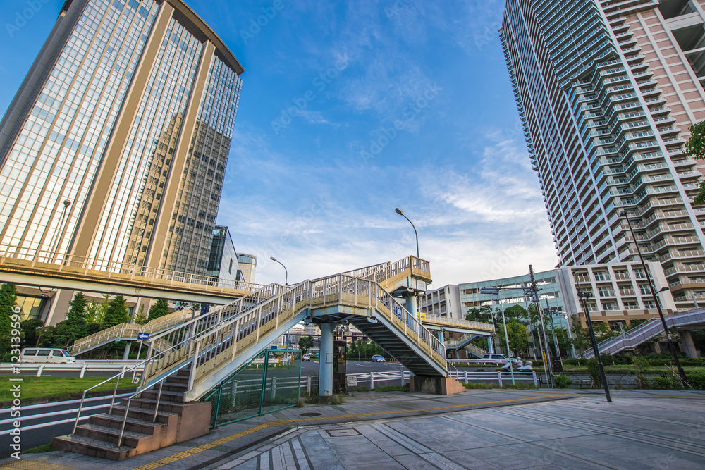 Fototapeta premium 高層マンションと歩道橋