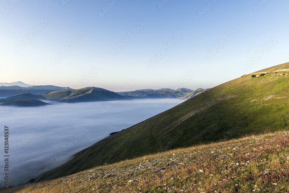 Parco naturale dei monti Sibillini all'alba d'estate
