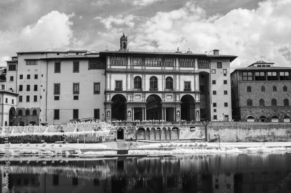 Vista degli Uffizi di Firenze da Oltrarno in Infrarosso