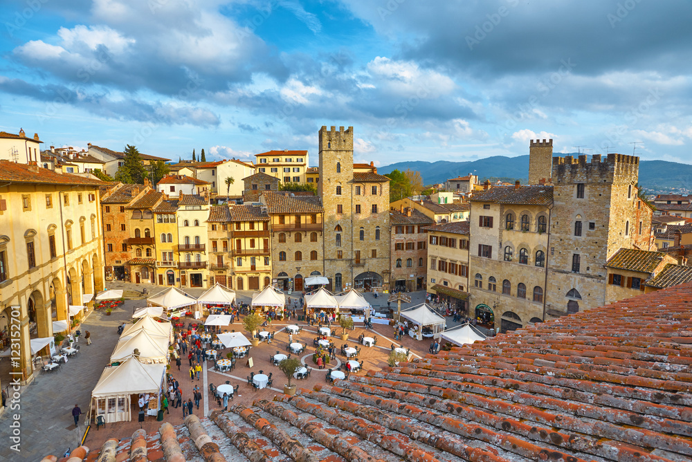 Fototapeta Arezzo, Włochy-kwiecień 18,2015: Centralny plac Arezzo podczas targów