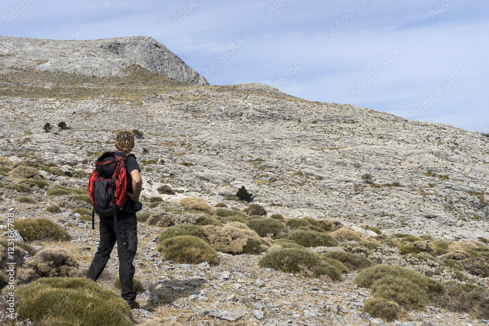 persona que disfruta de las vistas cima de la montaña