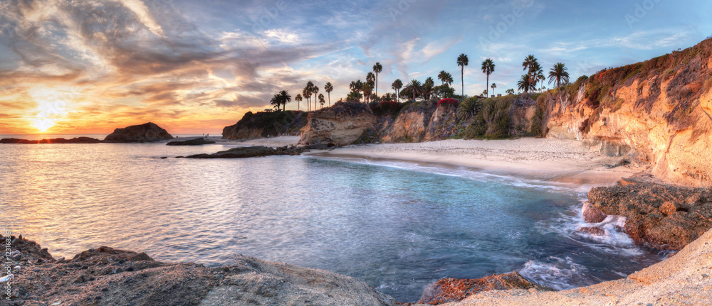 Naklejka premium Zmierzchu widok skarb wyspy plaża przy montażem w laguna beach, Kalifornia, Stany Zjednoczone