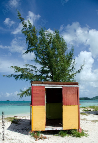 Colorful shack on beautiful Cocobay beach - 1 photo