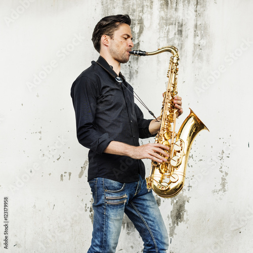 Foto Altsaxophon-Künstler-klassischer Jazz-Musiker-Sax-Konzept