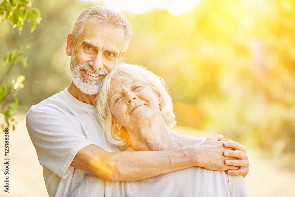 Wunschmotiv: Glückliche Senioren in Liebe im Sommer #123186308