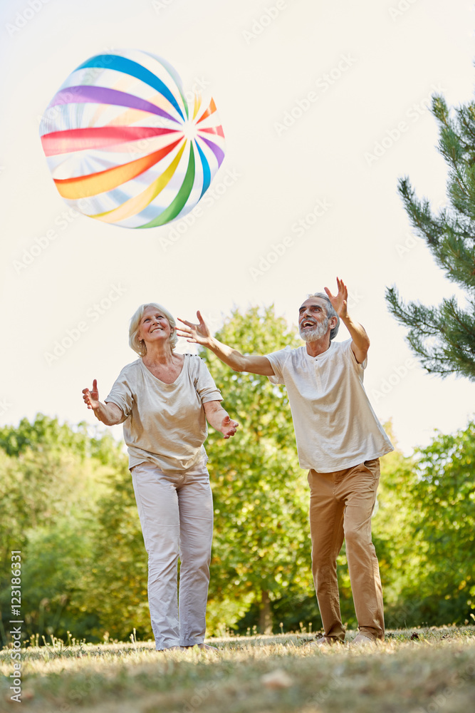 Fototapeta premium Paar Senioren spielt mit Ball im Sommer