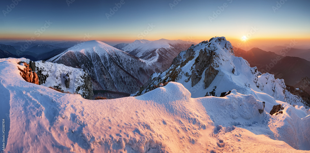 Obraz premium Winter mountain landscape sunset in peak Rozsutec