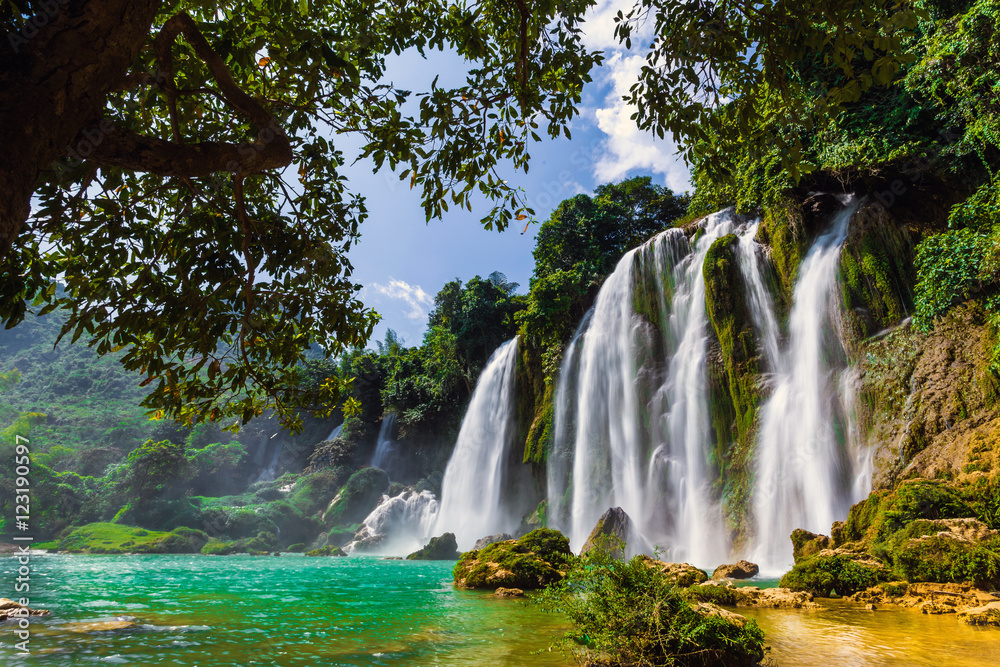 Obraz premium Bangioc waterfall in Caobang, Vietnam