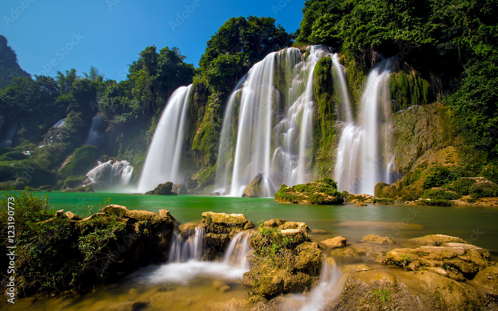 Naklejka premium Bangioc waterfall in Caobang, Vietnam