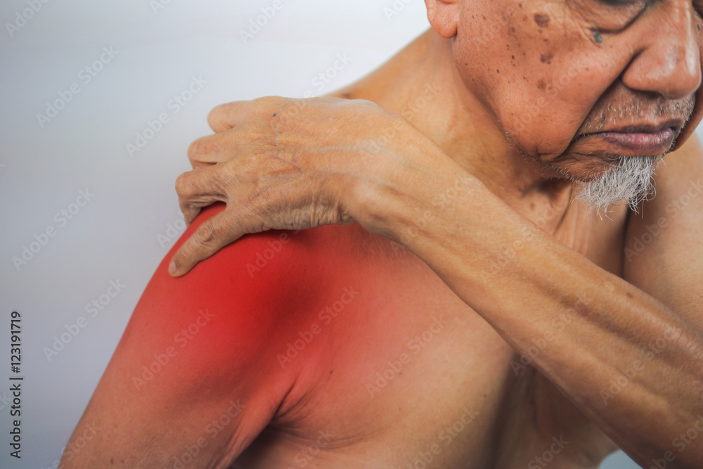 Naklejka premium senior man hand holding healthy arm and massaging he shoulder in