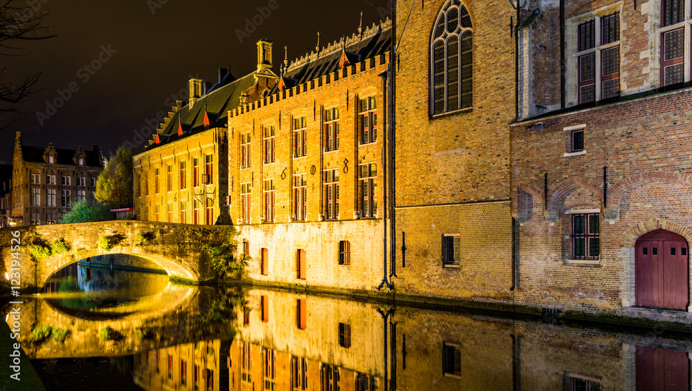 ベルギー ブルージュの街並み 夜景 Stock 写真 Adobe Stock