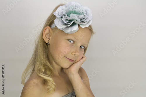Dziewczynka z kwiatem we włosach