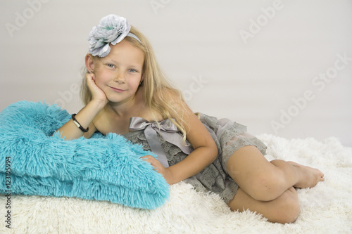 Dziewczynka na pluszowej poduszcze