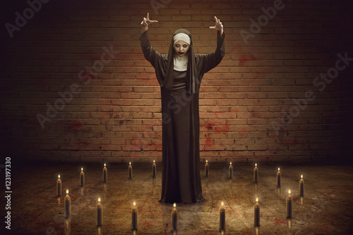 Quadro em tela Scary Devil Nun