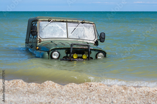 Obraz na płótnie car is sinking in the sea tide w salonie