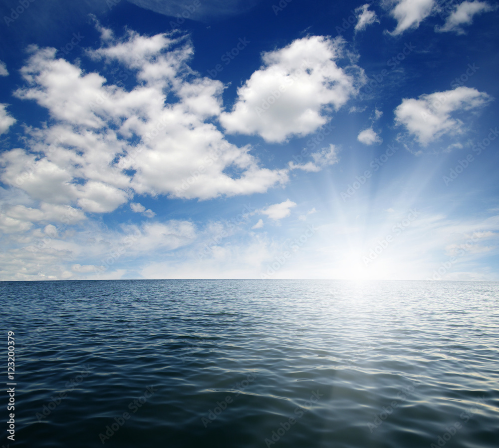 Obraz premium Blue sea and sun