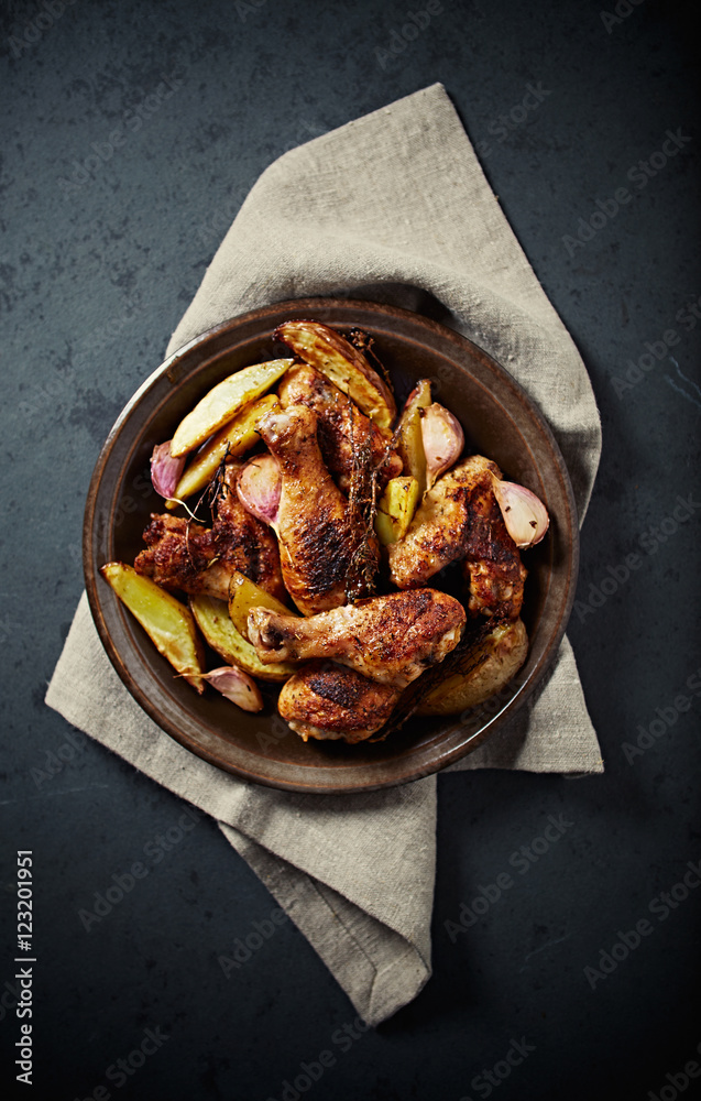 Oven-roasted chicken with potatoes, garlic and thyme
Oven-roasted chicken with potatoes, garlic and thyme
