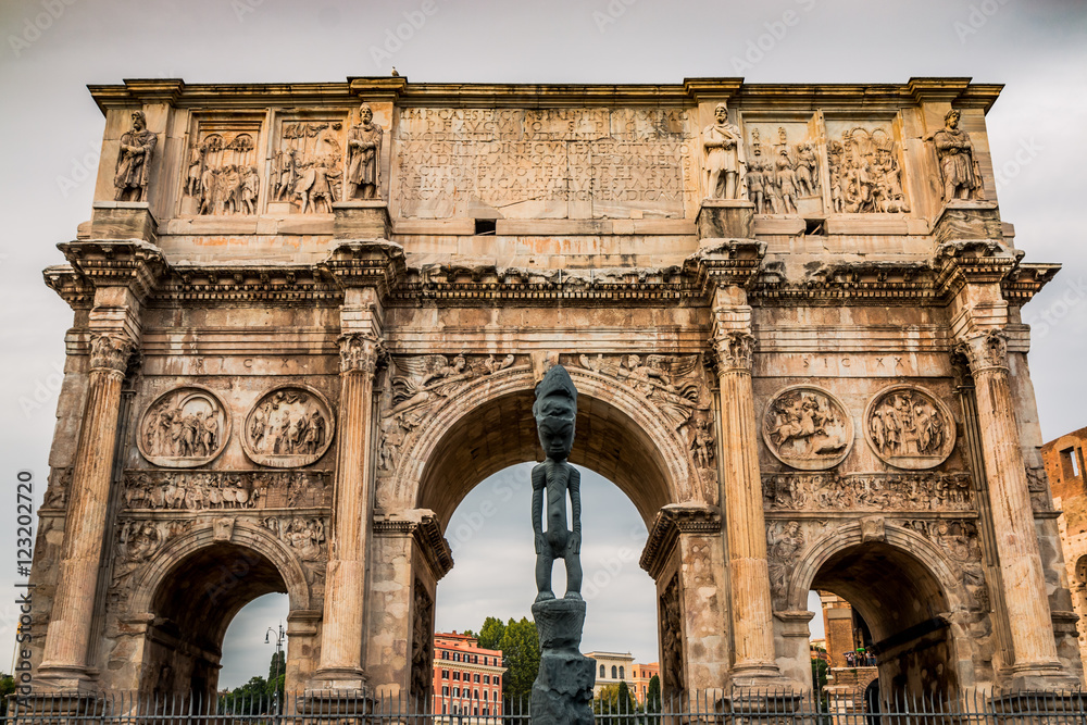 L'arc de Triomphe de Constantin près du Colisée à Rome
