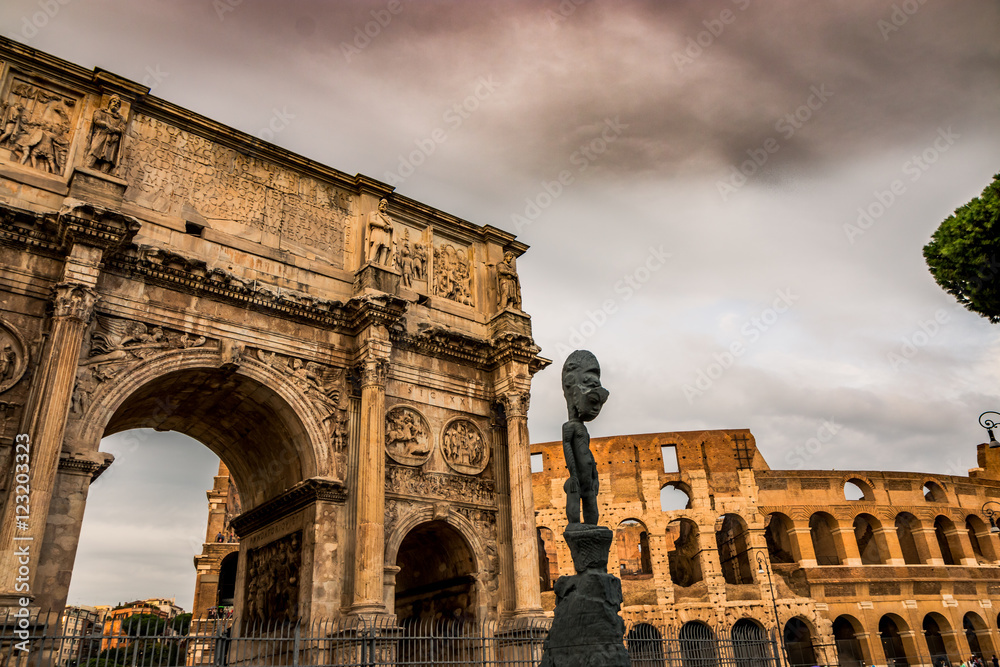 L'arc de Triomphe de Constantin et le Colisée à Rome