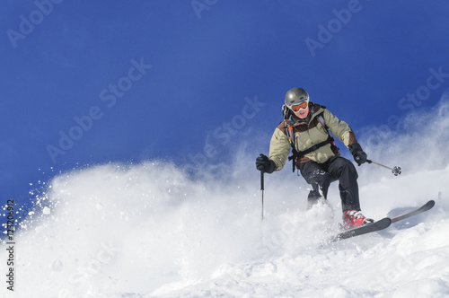 dynamisch skifahren im Pulverschnee