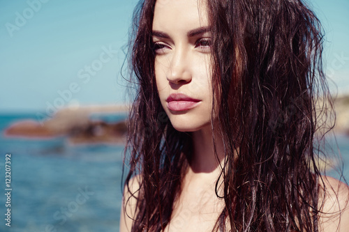 Fényképezés Beautiful slender brunette at the sea