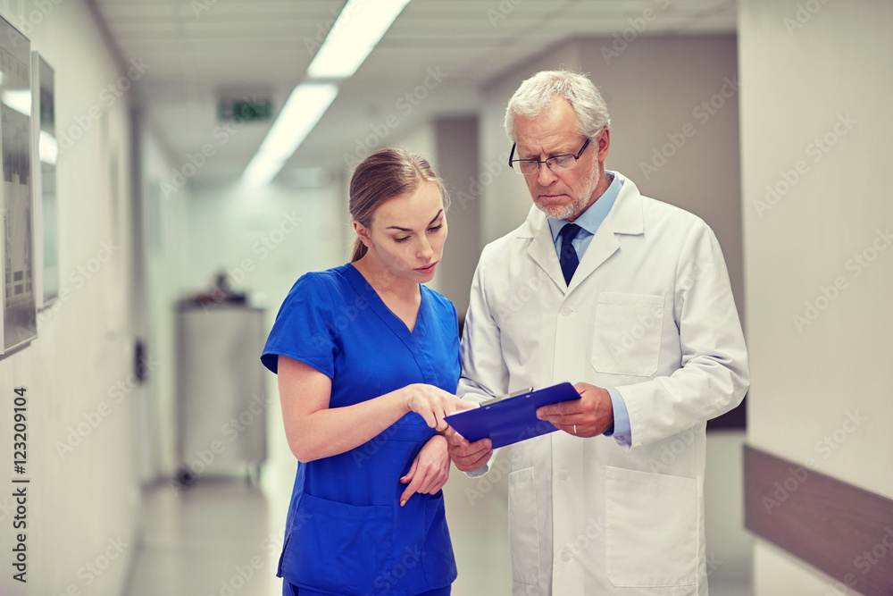 Obraz premium senior doctor and nurse with tablet pc at hospital
