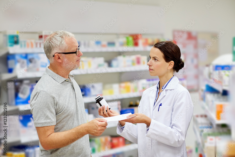 Obraz premium pharmacist and senior man buying drug at pharmacy