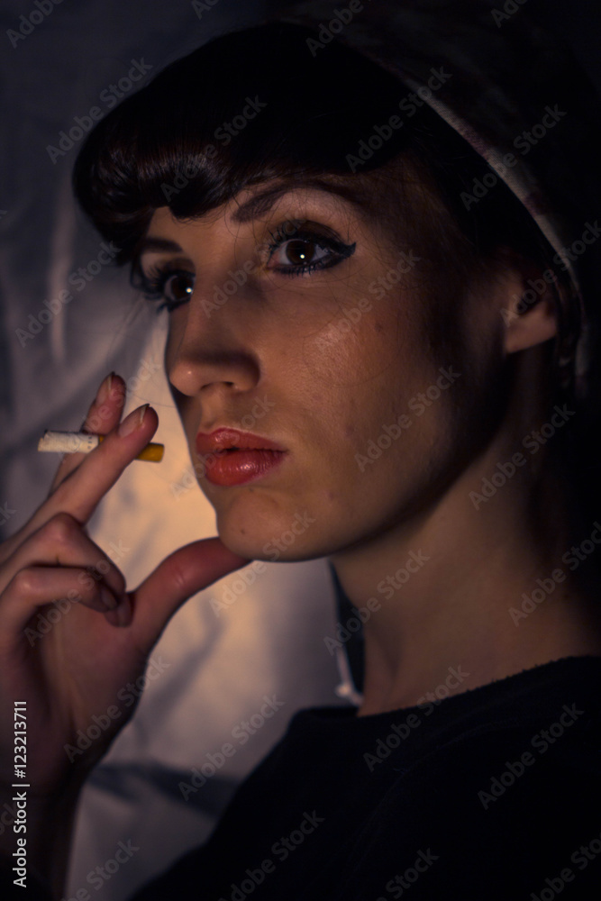 Картинки девушка курит (49 фото)