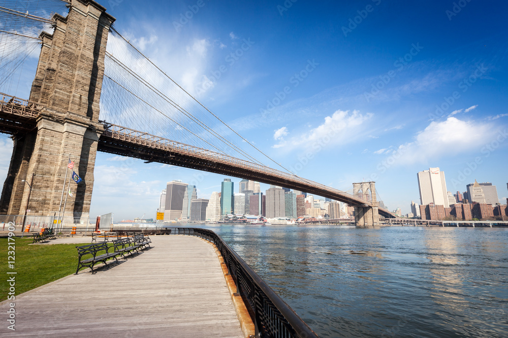 Obraz premium The bridge through the river