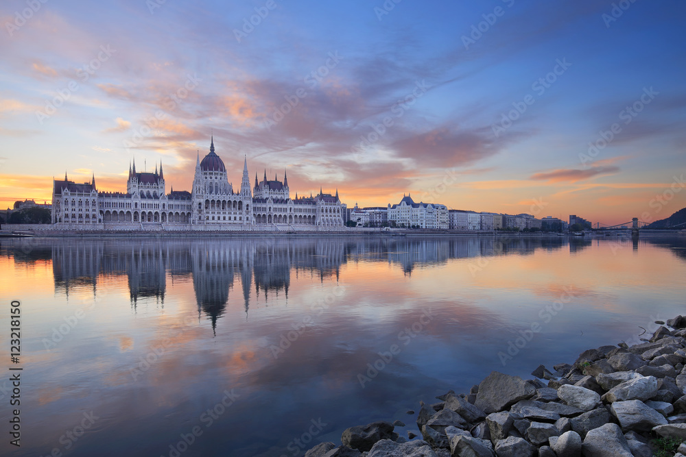 Fototapeta premium The Hungarian Parliament building in Budapest, Hungary at sunrise.