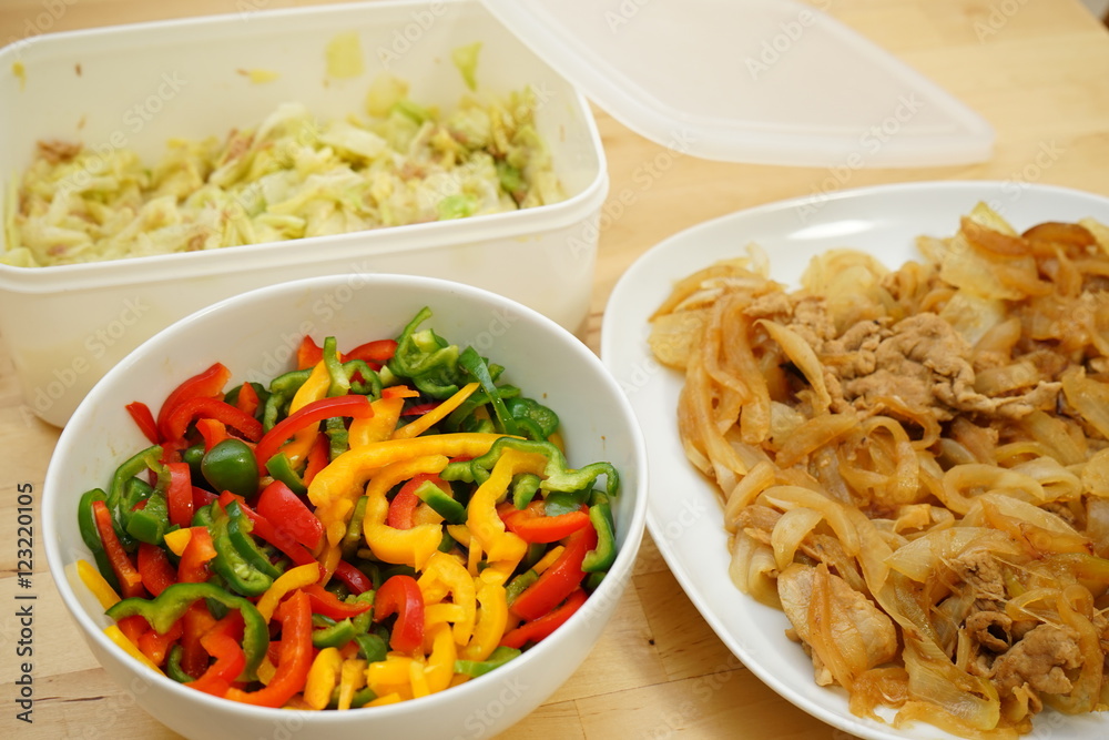 Home cooked organic foods and leftovers in food containers for lunch box	作りおき タッパー 保存食 冷蔵庫 チルド お弁当 おかず お惣菜
