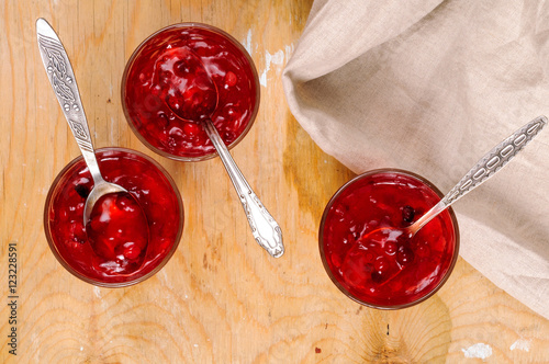 Obraz na płótnie Berry jelly with cranberries and strawberries w salonie