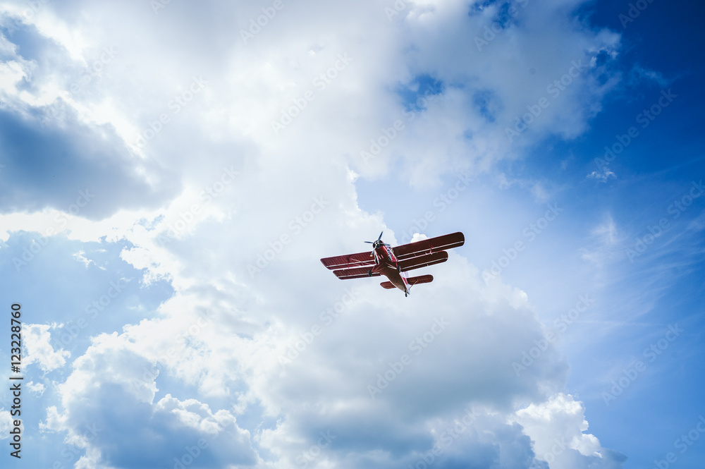 Roter Doppeldecker/Flugzeug fliegt vor blauem Himmel Roter Doppeldecker/Flugzeug fliegt vor blauem Himmel