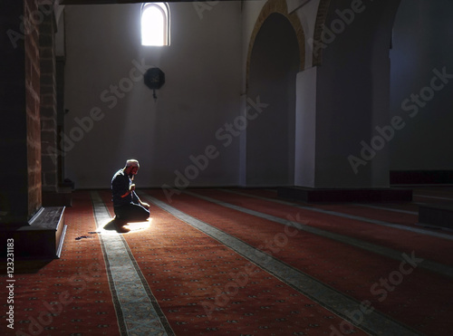 Muslims in the mosque draws rosary