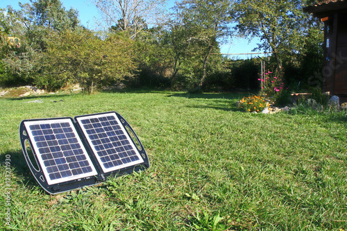 Obraz na plátně Des panneaux photovoltaïques portatifs dans un jardin