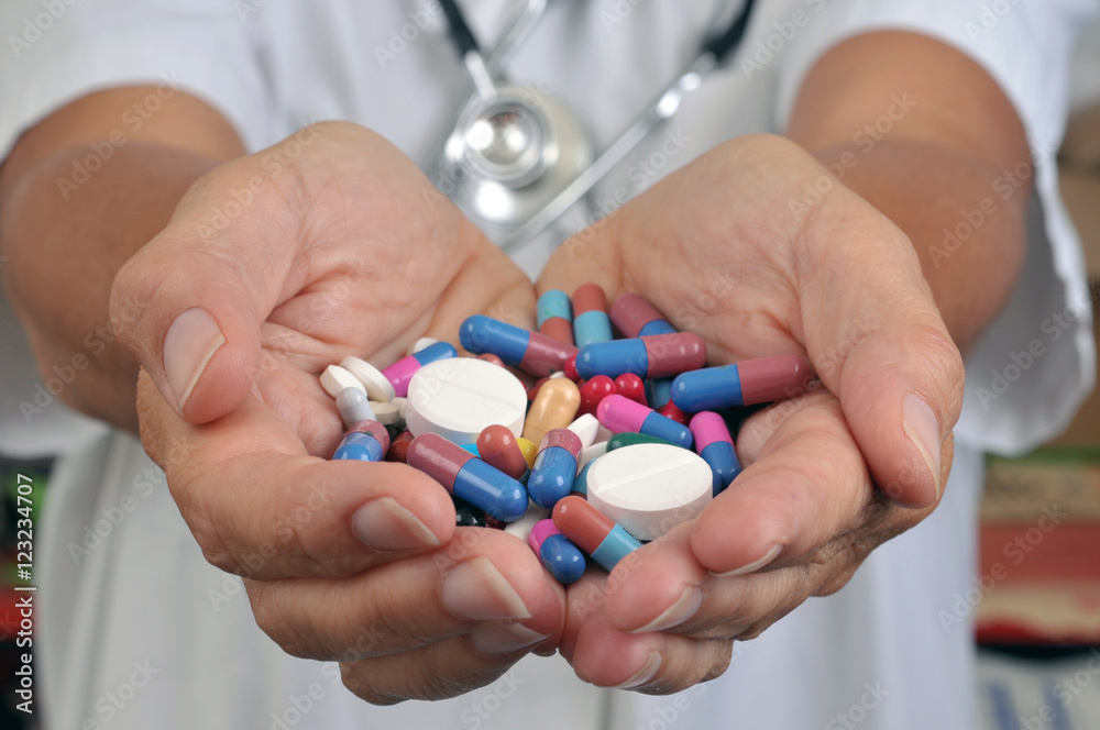 Médecin avec des médicaments dans les main Médecin avec des médicaments dans les main