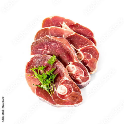 Vier Lammfleisch Scheiben mit Gewürzkräutern