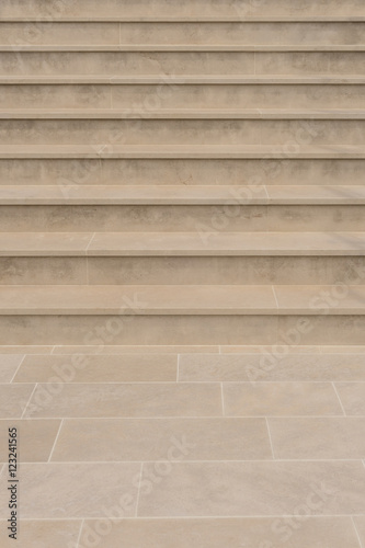 Moderne Treppe aus hellem Naturstein mit Podest frontal - Modern staircase made of light natural stone with stair landing frontal
