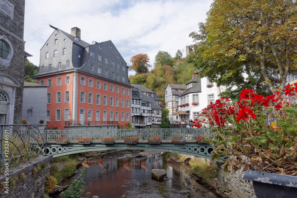 Das Rote Haus am Ufer der Rur in Monschau, Eifel, Deutschland