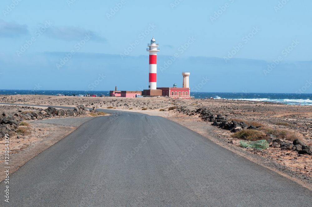 Fuerteventura, Isole Canarie: la strada per il faro del Toston, vicino al villaggio di pescatori di El Cotillo, il 3 settembre 2016